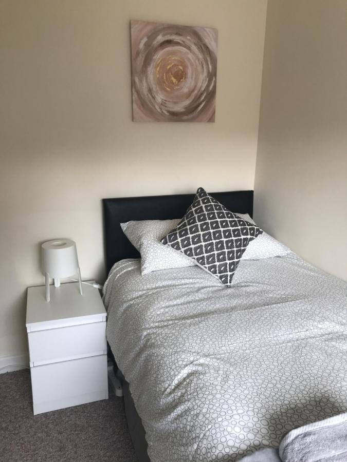 8 Pickering Road Villa Телфорд Екстериор снимка